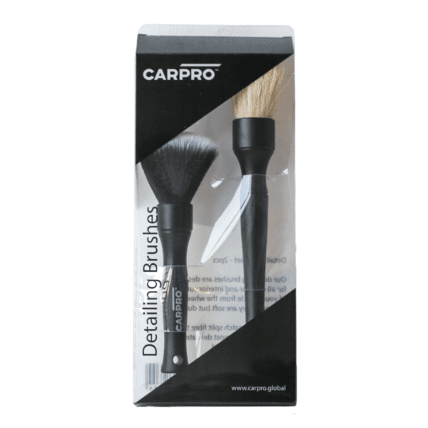 CarPro Detailing Brush set od dva kista je komplet od dva kista, jedan od umjetnih i drugi od prirodnih dlaka koji dolazi u crnoj kutiji s prozorčićem.