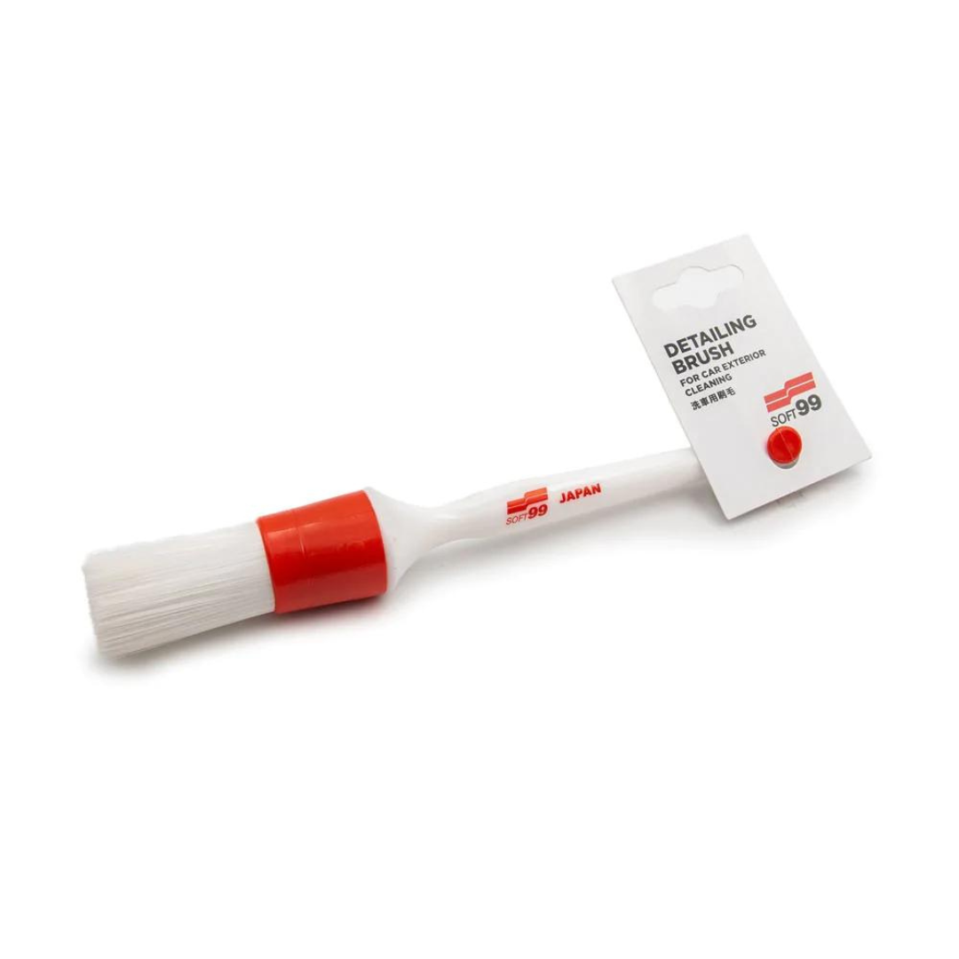 Soft99 Exterior Brush kist za eksterijer je bijeli kist s crvenim detaljima koji služi za detaljno čišćenje eksterijera.