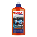 Sonax Ceramic Active Shampoo šampon 500ml je gusta tekućina u narančastoj plastičnoj boci i služi za pranje auta s keramičkim premazom.
