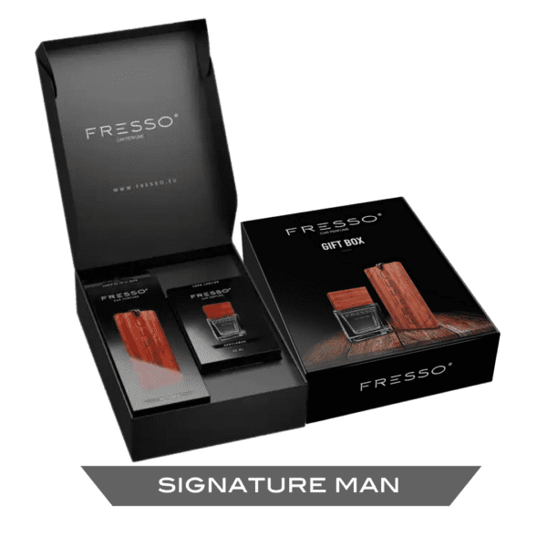 Fresso Signature Man poklon set u kutiji sadrži viseći drveni miris i parfem za interijer dobropoznatog i voljenog mirisa Signature Man.