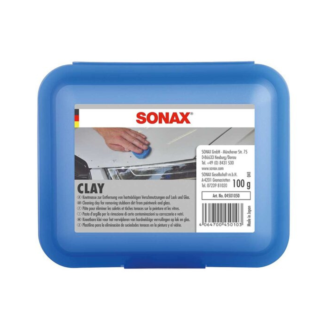 Sonax Clay Blue 100g glina je posebna homogena glina za uklanjanje ostataka boje, industrijske prašine, površinske hrđe, smole drveća, katrana, ostataka insekata i druge tvrdokorne prljavštine s lakiranih dijelova automobila.