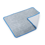 FX Protect Twisted Loop Drying Towel 74x90cm ručnik napravljen je od mikrofibre sive boje i opšivenih rubova plave boje.