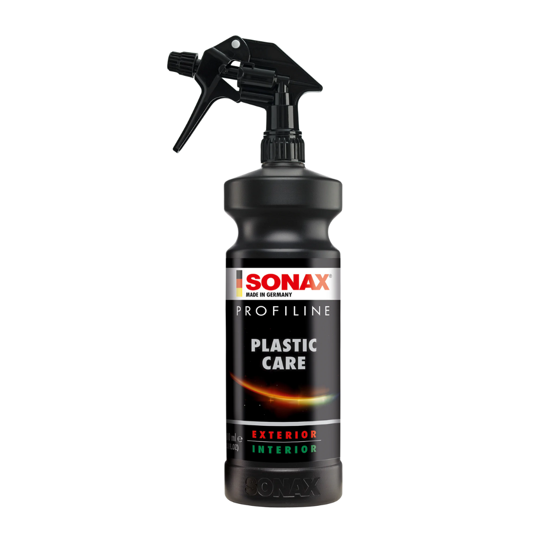 Sonax Plastic Care Interior&Exterior premaz za plastiku je tekućina u crnoj plastičnoj sprej boci.