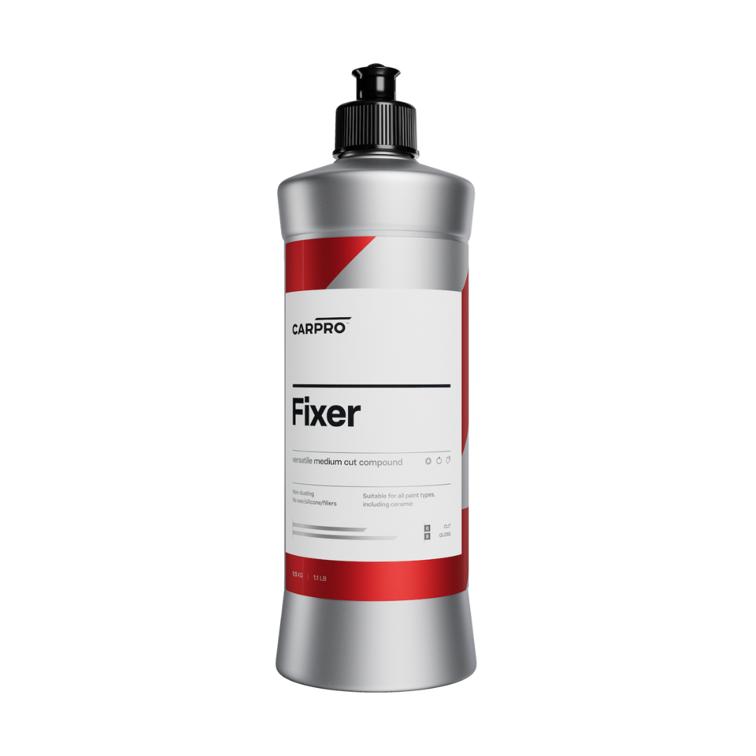 CarPro Fixer 500ml pasta za poliranje je tekućina u svijetlo-sivoj plastičnoj boci koja služi za poliranje vozila.