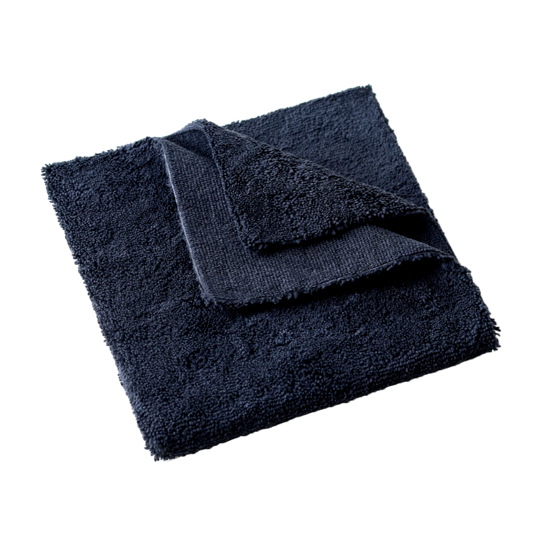 PHD Black Pro Towel ručnik od mikrofibre je crni ručnik od mikrofibre dimenzija 40x40 cm s laserski rezanim rubovima.