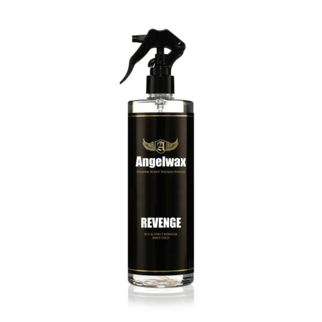 Angelwax Revenge sredstvo za uklanjanje kukaca je tekućina bez boje u plastičnoj prozirnoj boci s crnim plastičnim sprej nastavkom i Angelwax logom koja služi za uklanjanje organskih nečistoća s eksterijera vozila.