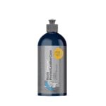 Koch Chemie ProtectLeatherCare 500ml premaz za kožu je tekućina u plavoj plastičnoj boci sa sivim sprej nastavkom koja služi za održavanje kožnih površina.
