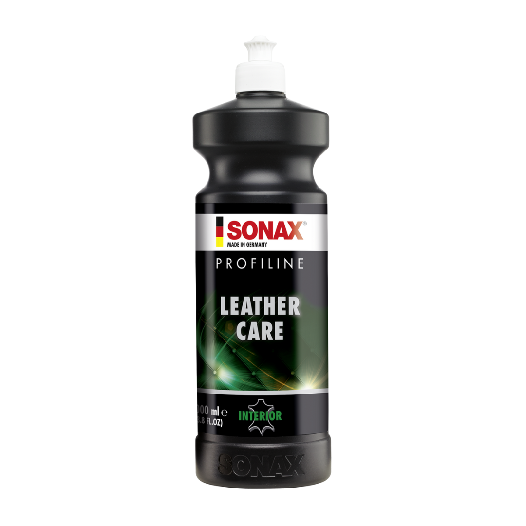 Sonax Leather Protection sredstvo za kožu je tekućina u crnoj plastičnoj boci.