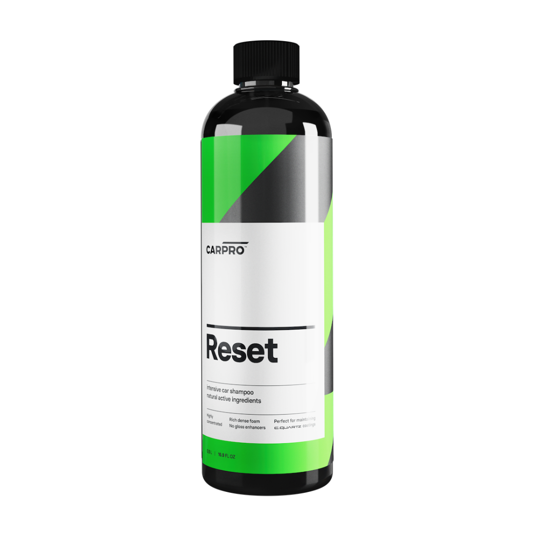 CarPro Reset 500ml šampon je tekućina koja dolazi u plastičnoj prozirnoj boci i služi za pranje vozila s kermaičkim i ostalim premazima.