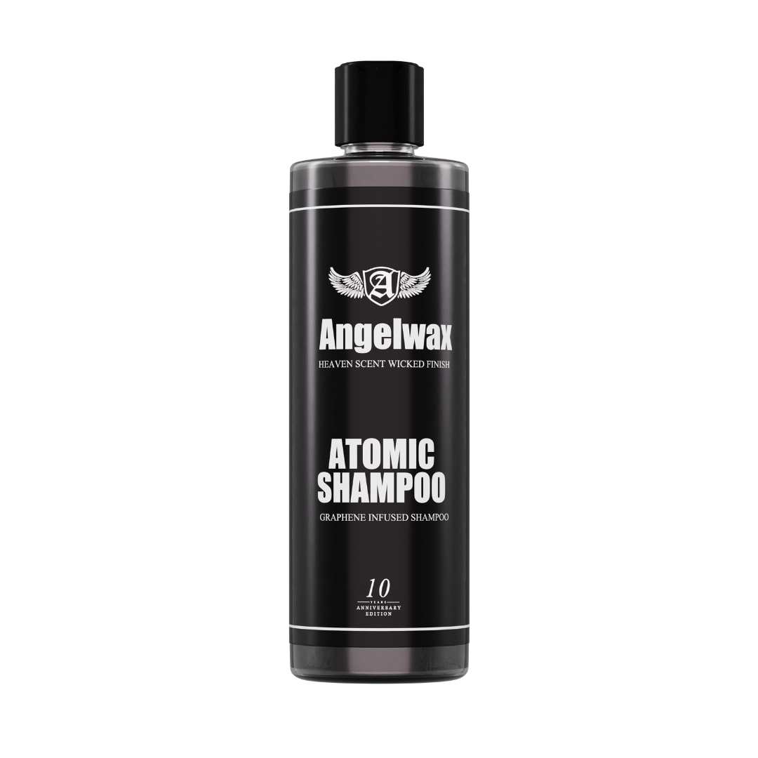 Angelwax Dark Star Atomic Shampoo šampon je šampon za pranje vozila s dodatkom grafena i dolazi u crnoj plastičnoj boci.
