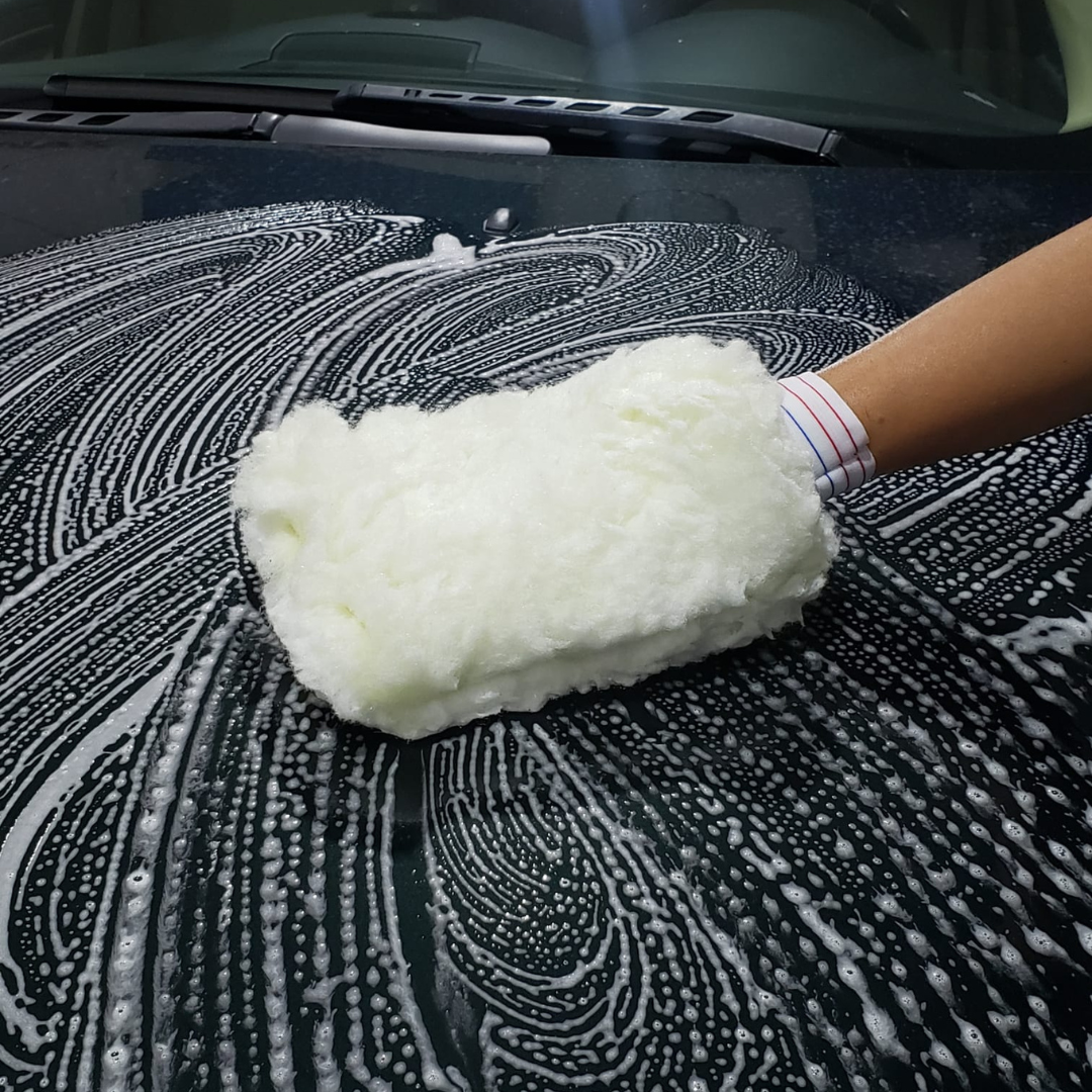 PHD Wash Mitt Synthetic Wool rukavica za pranje vozila je rukavica za pranje vozila napravljena od bijele sintetičke vune te ima elastičnu traku koja osigurava dobro držanje.