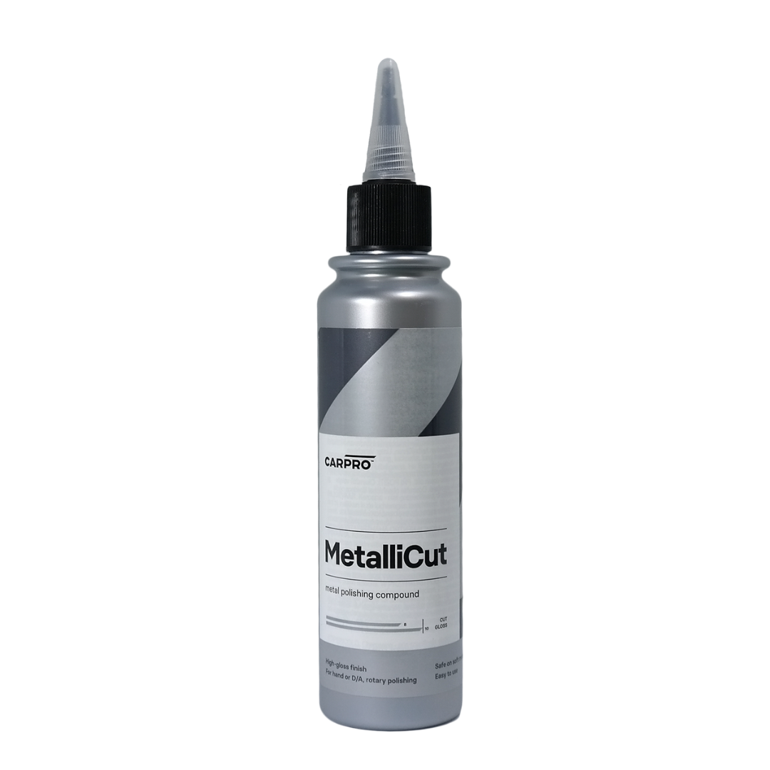 CarPro MetalliCut 150ml pasta za poliranje metalnih površina je pasta u sivoj plastičnoj bočici koja služi za poliranje metala i metalnih površina.