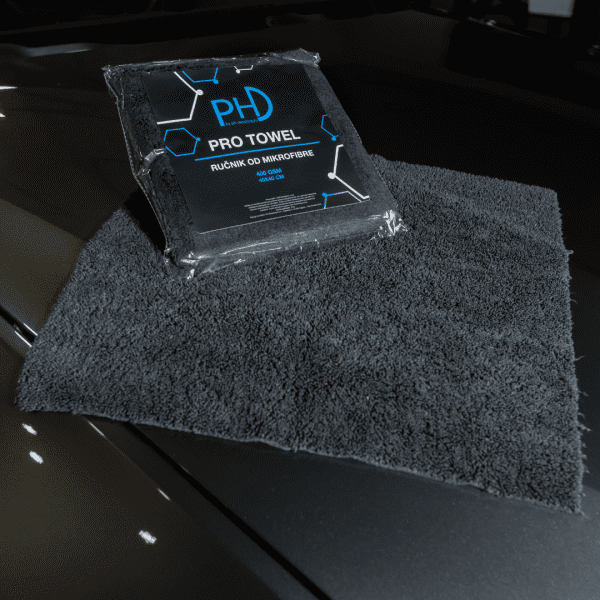 PHD Black Pro Towel krpa od mikrofibre je crni krpa od mikrofibre dimenzija 40x40 cm s laserski rezanim rubovima.