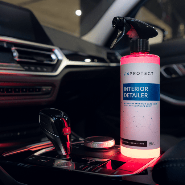 FX Protect Interior Detailer premaz za interijer je ružičasta tekućina koja dolazi u plastičnoj prozirnoj boci sa crnim sprej nastavkom i služi za čišćenje i zaštitu interijera vozila.