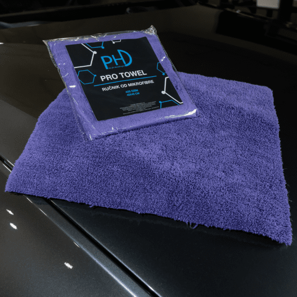 PHD Purple Pro Towel ručnik od mikrofibre je napravljen od ljubičaste mikrofibre i dimenzija je 40x40 cm.