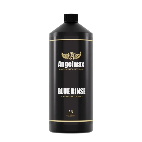 Angelwax Blue Rinse 1L vosak za završno ispiranje je tekućina plave boje u prozirnoj plastičnoj boci koja služi za završavanje procesa pranja vozila.