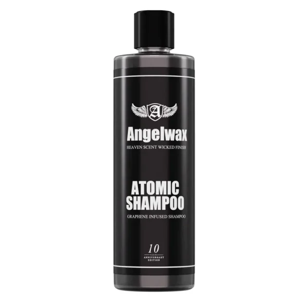 Angelwax Dark Star Atomic Shampoo šampon je šampon za pranje vozila s dodatkom grafena i dolazi u crnoj plastičnoj boci.