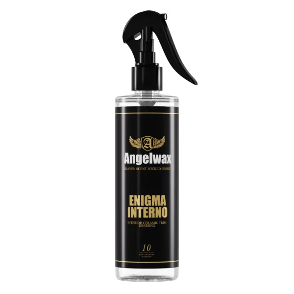 Angelwax Enigma Interno 500ml premaz za interijer je tekućina koja dolazi u plastičnoj prozirnoj boci sa crnim sprej nastavkom i služi za zaštitu površina interija vozila.