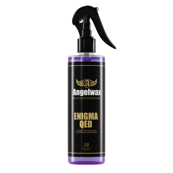 Angelwax Enigma QED 500ml vosak u spreju je tekućina u crnoj plastičnoj sprej boci s Angelwax logom koja služi za zaštitu eksterijera vozila.