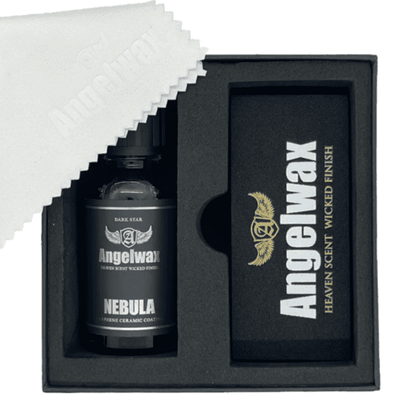 Angelwax Nebula 30ml keramički premaz s grafenom je tekućina koja dolazi u crnoj staklenoj bočici i služi za dugotrajnu zaštitu površine vozila.