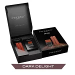 Fresso Dark Delight poklon set u kutiji dolazi u brendiranoj poklon kutiji i čini predivan poklon za one koji svoj život ispunjavaju intrigantnim mirisima, a sadrži viseći drveni miris i parfem za interijer od 50ml poznatog Dark Delight mirisa.