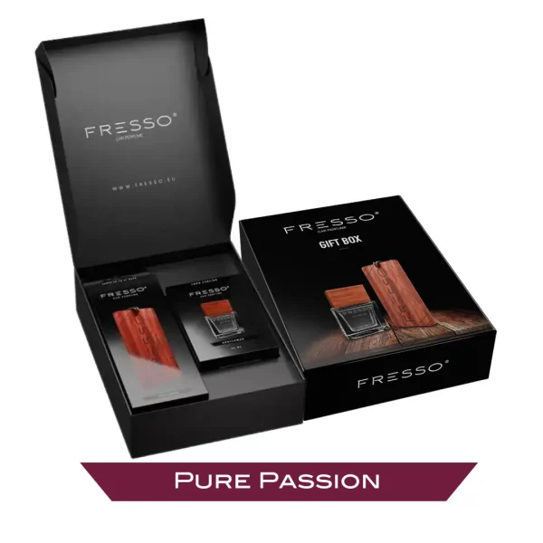 Fresso Pure Passion poklon set u kutiji dolazi u brendiranoj poklon kutiji i čini predivan poklon za one koji svoj život ispunjavaju intrigantnim mirisima, a sadrži viseći drveni miris i parfem za interijer od 50ml poznatog Pure Passion mirisa.