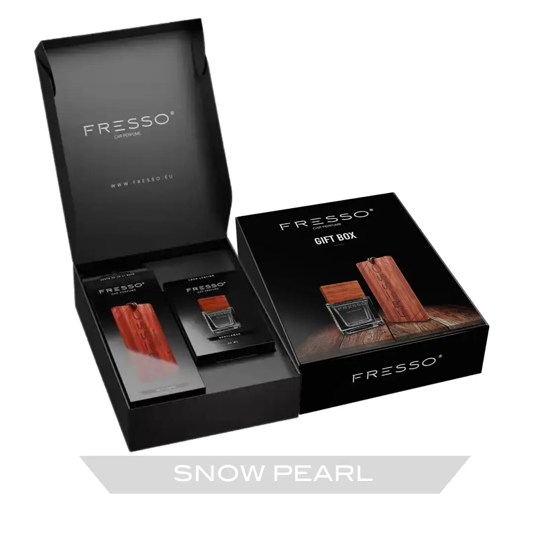 Fresso Snow Pearl poklon set u kutiji dolazi u brendiranoj poklon kutiji i čini predivan poklon za one koji svoj život ispunjavaju intrigantnim mirisima, a sadrži viseći drveni miris i parfem za interijer od 50ml poznatog Snow Pearl mirisa.