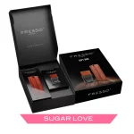 Fresso Sugar Love poklon set u kutiji dolazi u brendiranoj poklon kutiji i čini predivan poklon za one koji svoj život ispunjavaju intrigantnim mirisima, a sadrži viseći drveni miris i parfem za interijer od 50ml poznatog Sugar Love mirisa.