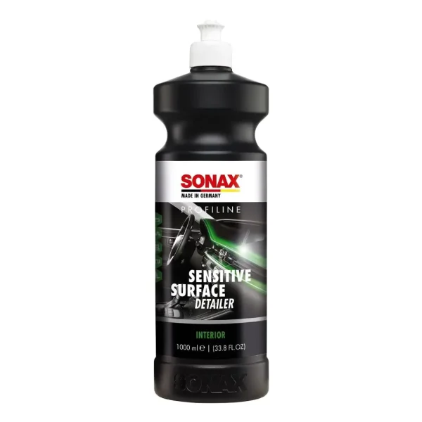 Sonax Sensitive Surface Detailer 1L vosak za interijer je tekućina u crnoj plastičnoj boci.