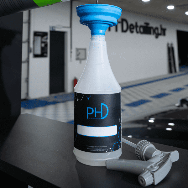 PHD Spray Bottle boca sa sprej nastavkom je boca za miješanje sa skalom i kemijski-otpornom špricom u vizualno privlačnom pakiranju.