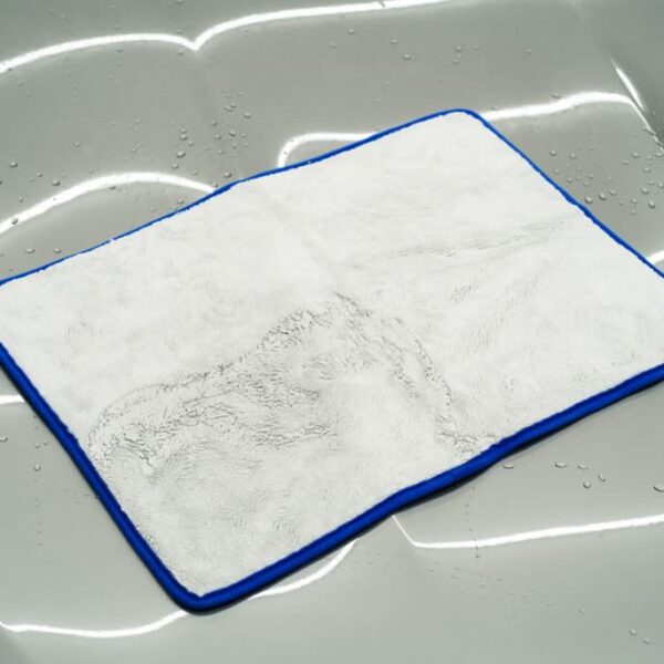 Ewocar Drying Towel 40x60cm ručnik za sušenje je bijela krpa od mikrofibre s plavim opšivenim rubovima i služi za sušenje auta.