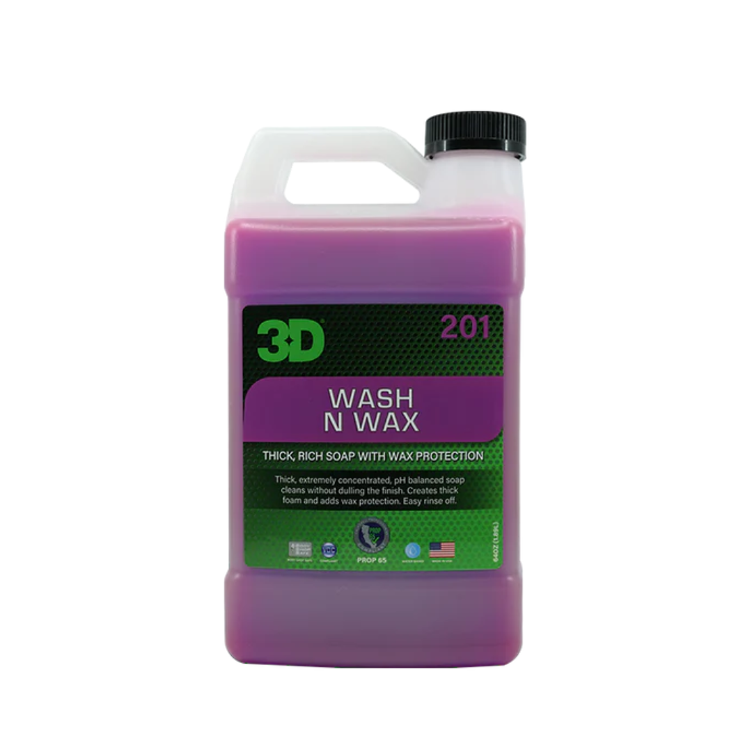 3D Wash & Wax Car Soap 1 Gallon / 3.79L šampon s voskom je pH neutralni šampon za pranje automobila s komponentama voska koje dodaju dodatni sloj zaštite laku! pH uravnotežena formula izvrsna je za održavanje nedavno navoštenih vozila bez skidanja voska ili sealanta s površine. Šampon je visoko koncentriran s jakom pjenom, a istovremeno se super lako ispire bez grebanja ili oštećenja laka. Odličan je za tjedno pranje automobila dok dodaje zrcalni sjaj.