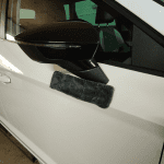 PHD Magnetic Microfiber Drip Strip traka sigurno se pričvrsti za Vaše vozilo kako bi upijala zaostale kapljice vode! Nakon što završite proces pranja male kapljice i mlazovi vode krenu curiti iz ručki na vratima, utora i šupljina, slijevajući se niz lak. PHD Magnetic Microfiber Drip Strip ima male magnete koji Vam omogućuju da ju pričvrstite ispod ručki na vratima, retrovizora i ostalih spornih mjesta. Perite na nižim temperaturama (30-40°C) s tekućim deterdžentom. Umjesto omekšivača koristite alkoholni ocat ukoliko je potrebno. Sušite prirodnim putem izvan direktnog sunca.