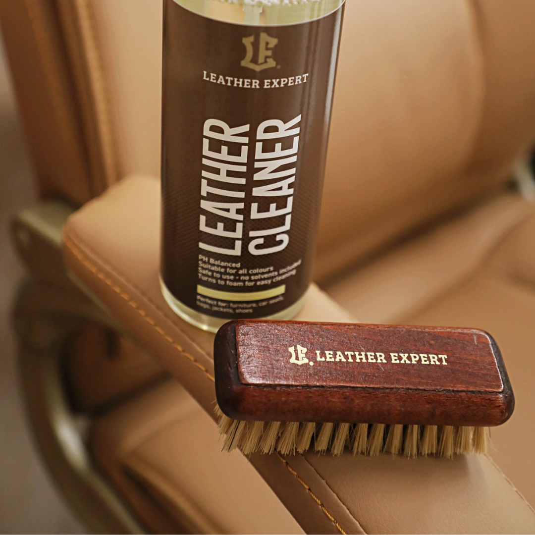 Leather Expert Leather Cleaning Brush četka za kožu je četka od kvalitetne prirodne dlake, manjih dimenzija, koja će pomoći pri čišćenju dijelova interijera presvučenih kožom, a jednako dobro će se ponašati i kod čišćenja tkanina i vynil površina.