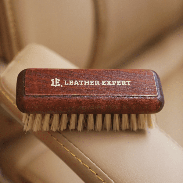 Leather Expert Leather Cleaning Brush četka za kožu je četka od kvalitetne prirodne dlake, manjih dimenzija, koja će pomoći pri čišćenju dijelova interijera presvučenih kožom, a jednako dobro će se ponašati i kod čišćenja tkanina i vynil površina.