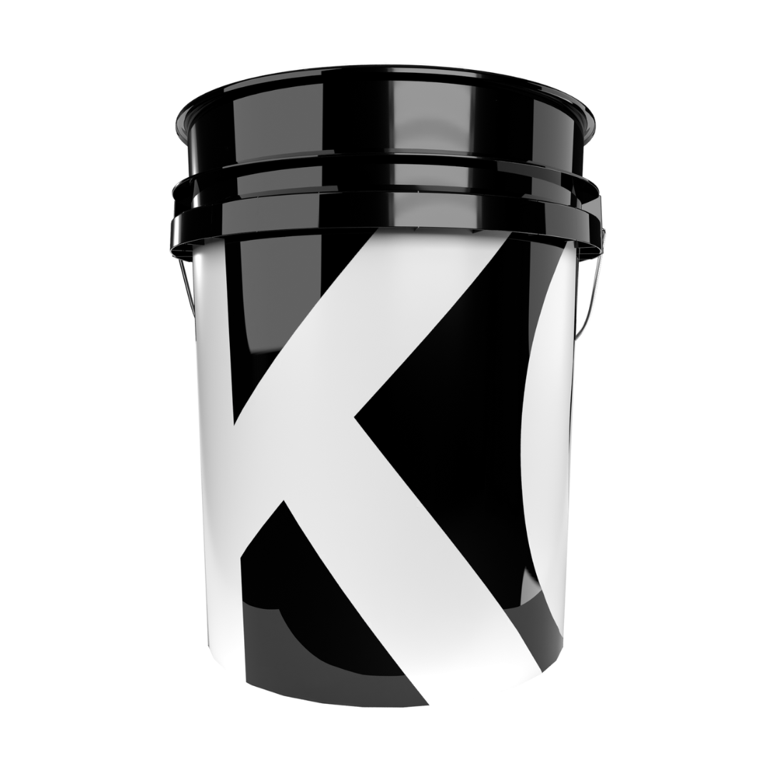 Koch Chemie Detailing Bucket Set kanta s poklopcem i grit guard umetkom je profesionalna kanta za pranje automobila. Izrađena je od čvrstog materijala te dolazi s prepoznatljivim Koch Chemie dizajnom.