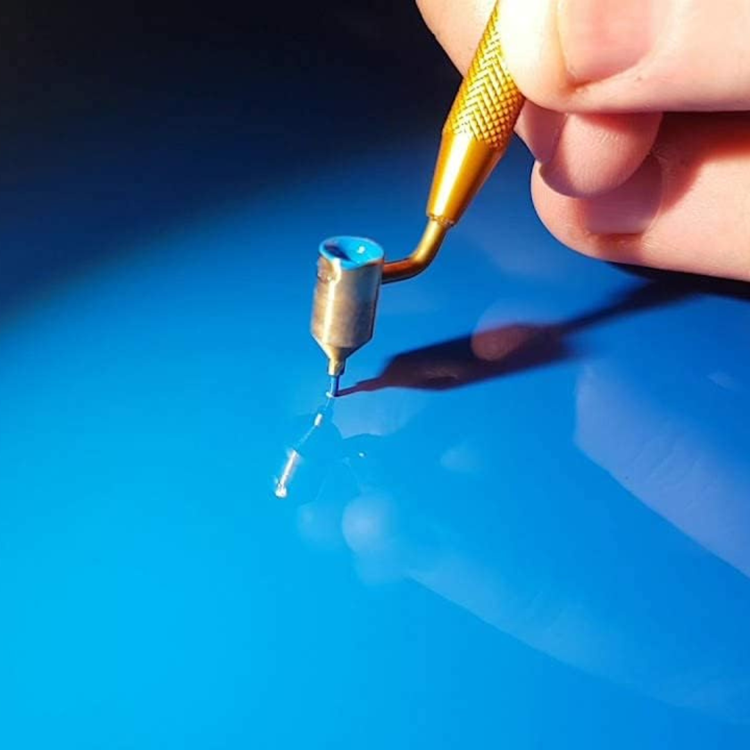 PHD Touch-Up Pen olovka za točkanje je savršeni alat za za popravak boje automobila nakon štete nastale kamenčićima ili ogrebotinama. Ovaj alat ima vrlo fin vrh debljine 0.5mm, s kojim se boja može vrlo precizno korigirati.
