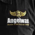 Angelwax Polo Shirt polo majica kratkih rukava je službena majica od brenda Angelwax. Ova viskokvalitetna i udobna polo majica je pomno dizajnirana kako bi odgovarala prestižnom imidžu Angelwaxa.