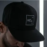 Koch Chemie Essential Snap Back šilterica je izrađena od mekanog i udobnog 100% pamuka. Budući da je kapa podesiva po širini, savršeno pristaje svakoj veličini.