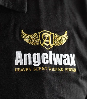 Angelwax Polo Shirt polo majica kratkih rukava je službena majica od brenda Angelwax. Ova viskokvalitetna i udobna polo majica je pomno dizajnirana kako bi odgovarala prestižnom imidžu Angelwaxa.