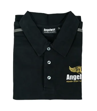 Angelwax Polo Shirt polo majica kratkih rukava je službena majica od brenda Angelwax. Ova viskokvalitetna i udobna polo majica je pomno dizajnirana kako bi odgovarala prestižnom imidžu Angelwaxa.