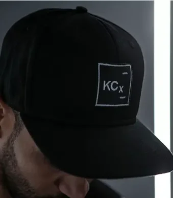 Koch Chemie Essential Snap Back šilterica je izrađena od mekanog i udobnog 100% pamuka. Budući da je kapa podesiva po širini, savršeno pristaje svakoj veličini.