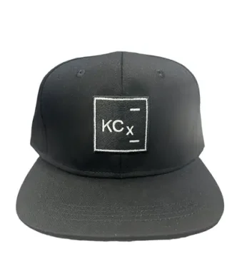 Koch Chemie Essential Snap Back šilterica je izrađena od mekanog i udobnog 100% pamuka. Budući da je kapa podesiva po širini, savršeno pristaje svakoj veličini.